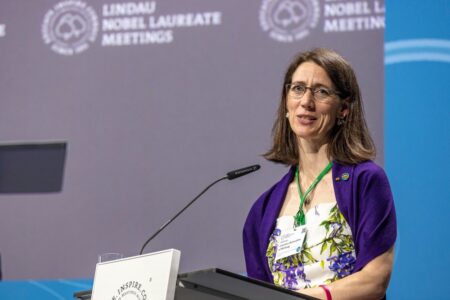 Eine Frau an einem Mikrofon.
