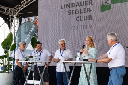 Vier Männer und eine Frau stehen in einer Reihe.