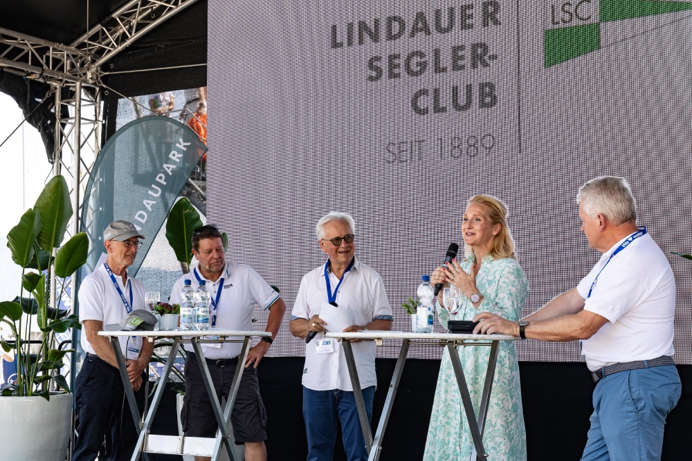 Vier Männer und eine Frau stehen in einer Reihe.