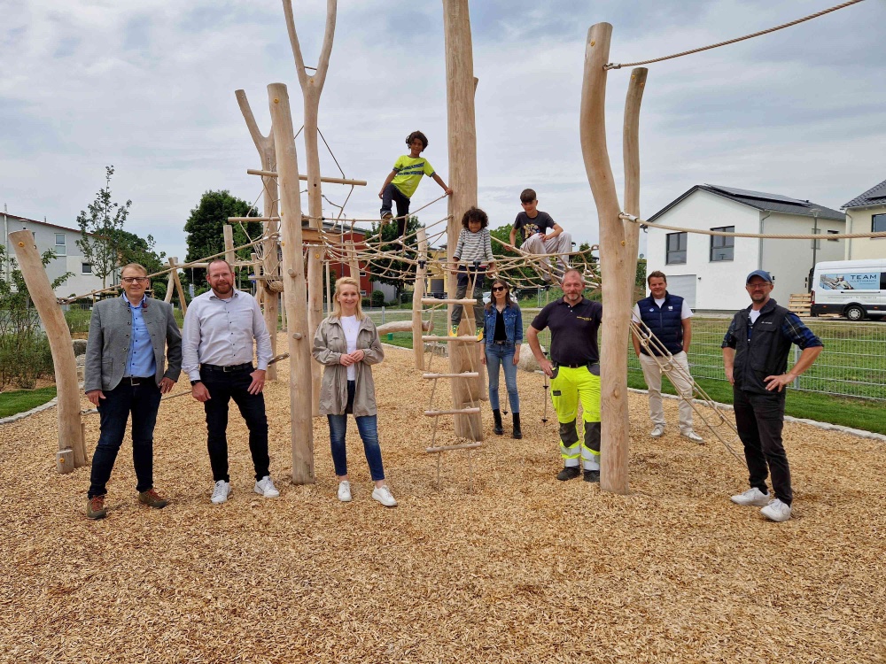 Erwachsene und Kinder an einem Klettergerüst.
