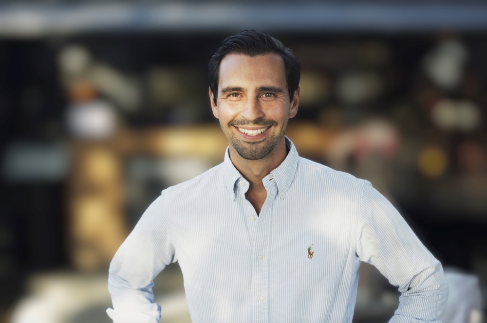 Portrait von einem Mann im weißen Hemd.