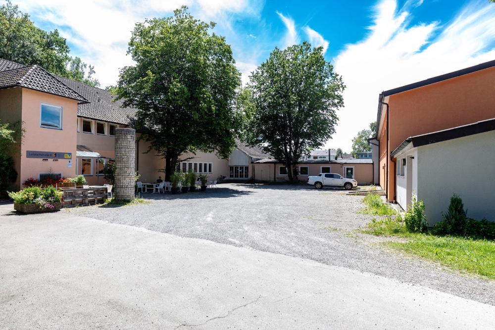 Mehrere Gebäude und ein grauer Platz.
