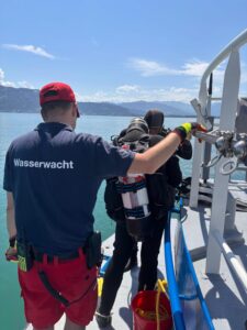 Zwei Männer auf einem Boot.