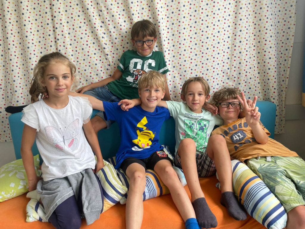 Fünf Kinder.
