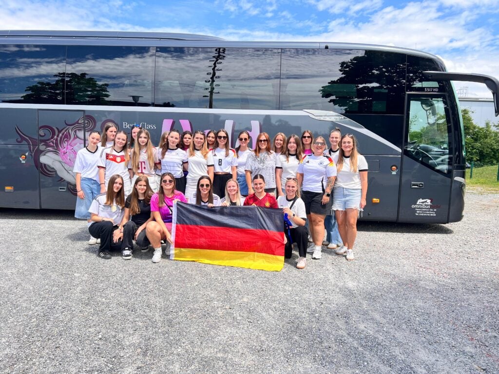 Ein Gruppenbild vor einem Bus