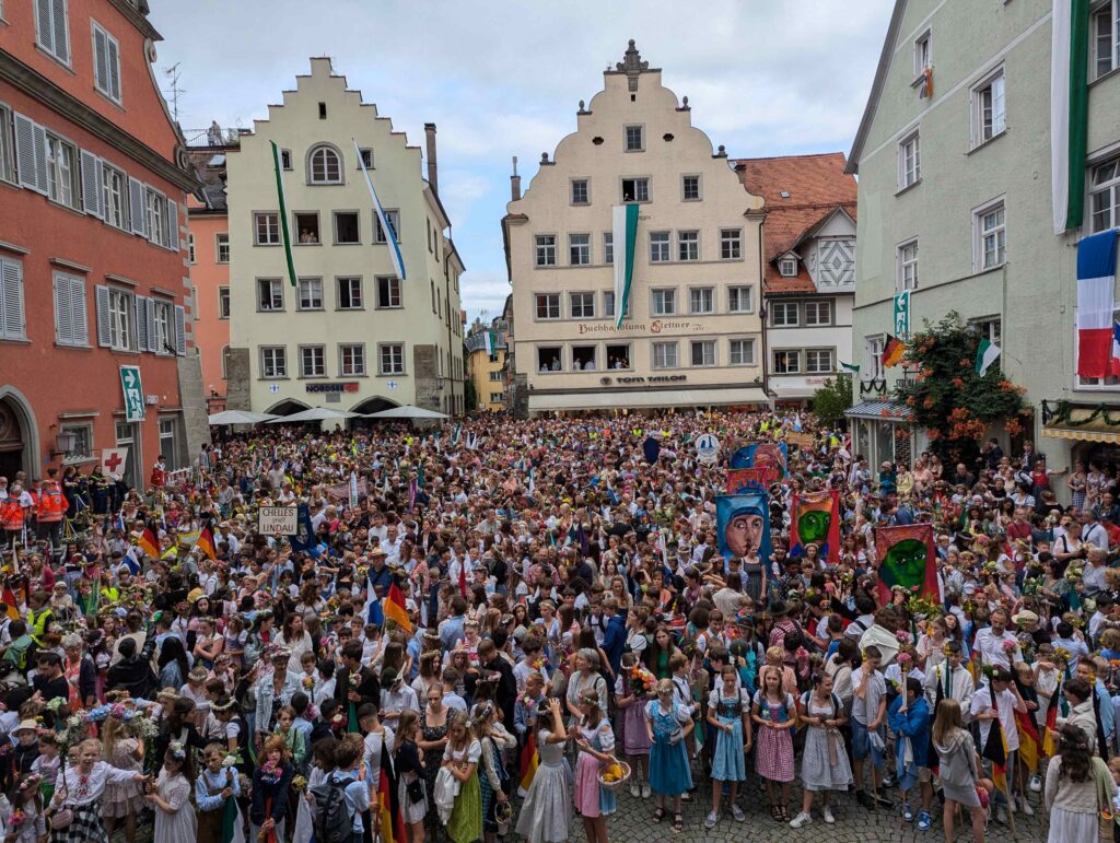 Viele Menschen auf einem Platz