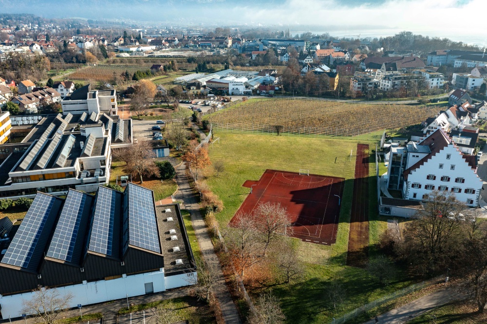 Luftbild von einer Schule und einer Grünfläche