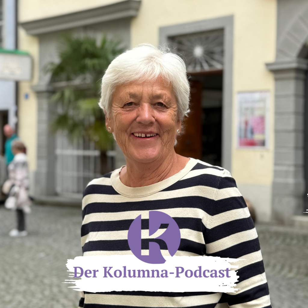 Portrait einer Podcast-Gästin in einer Altstadt-Gasse.