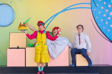 drei Schauspieler auf der Bühne