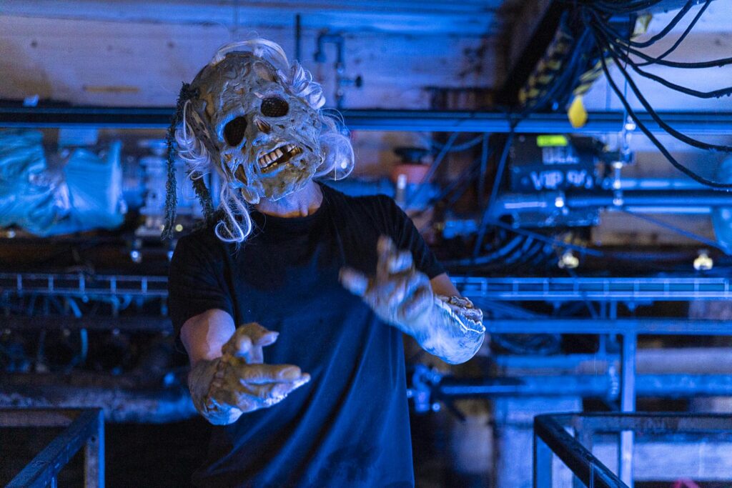 eine Figur mit Maske