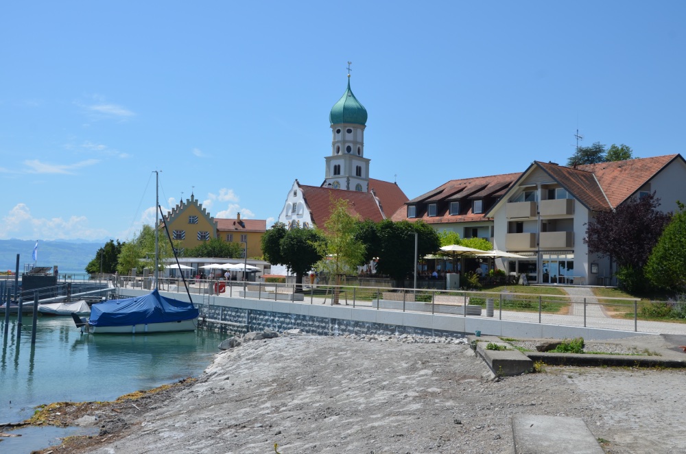 Eine Halbinsel mit Kirchturm und Wasser.