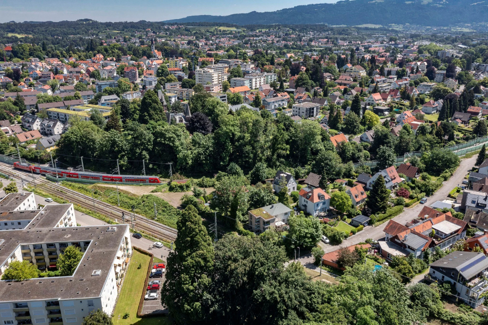 Luftbild von Schienen und einem Park.