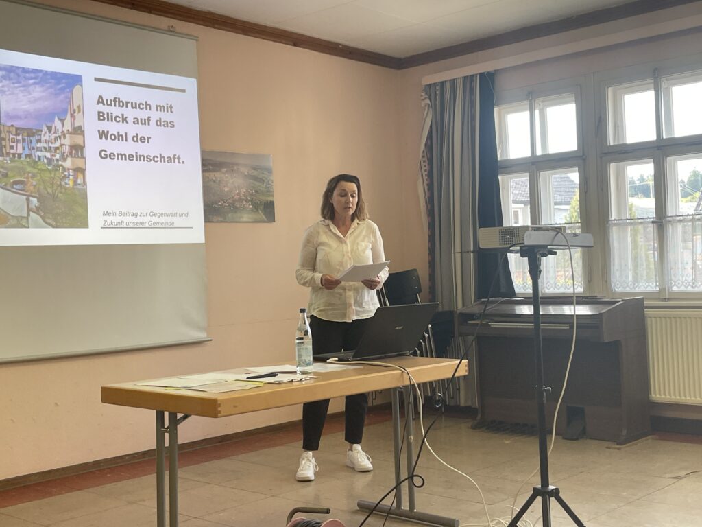 Eine Frau steht vor einer Leinwand