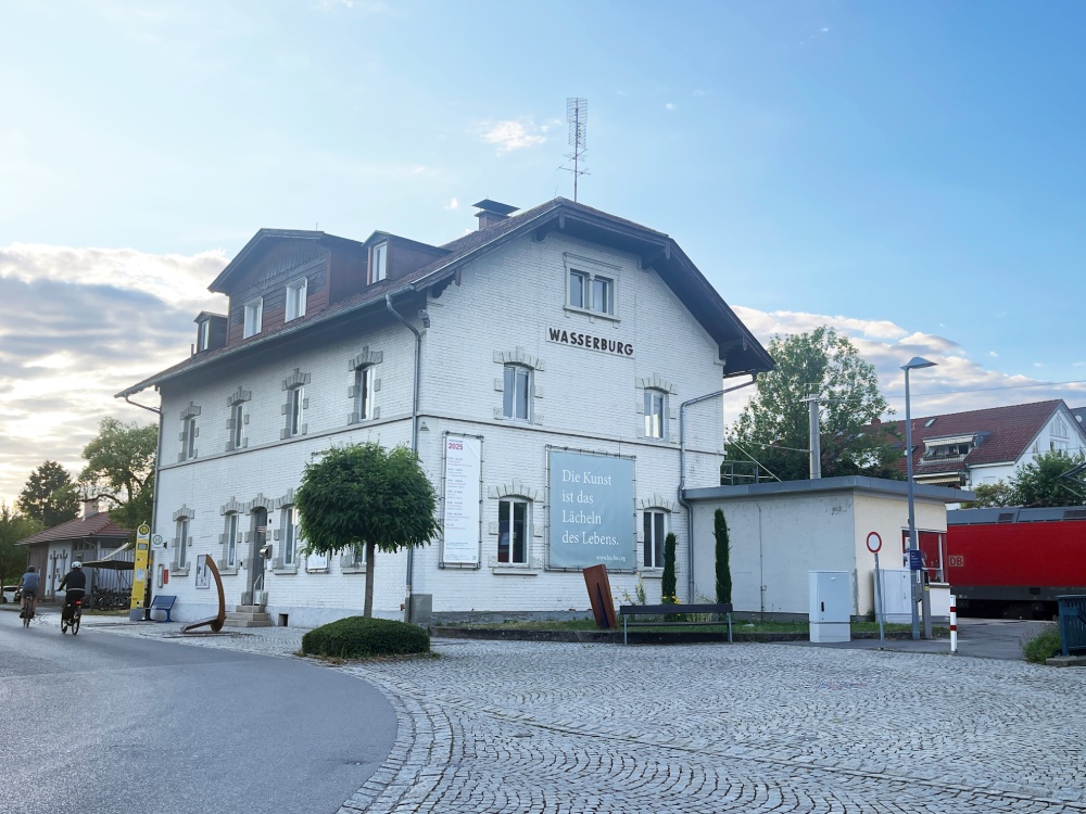 Ein großes Bahnhofsgebäude mit Zug.
