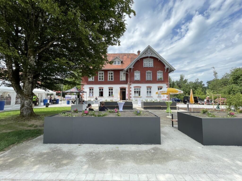 Ein Platz mit einem Gebäude
