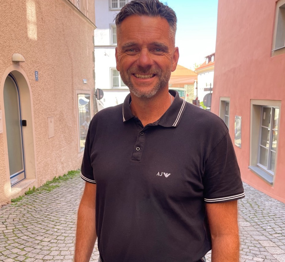 Ein Mann steht in einer Gasse