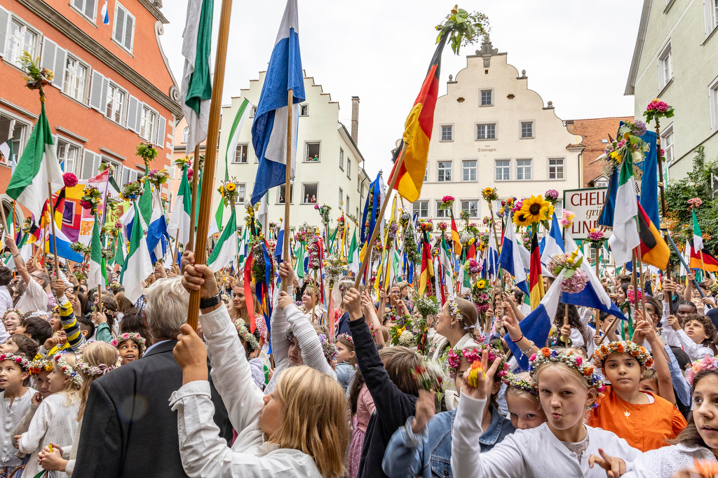 FEIERNDE KINDER