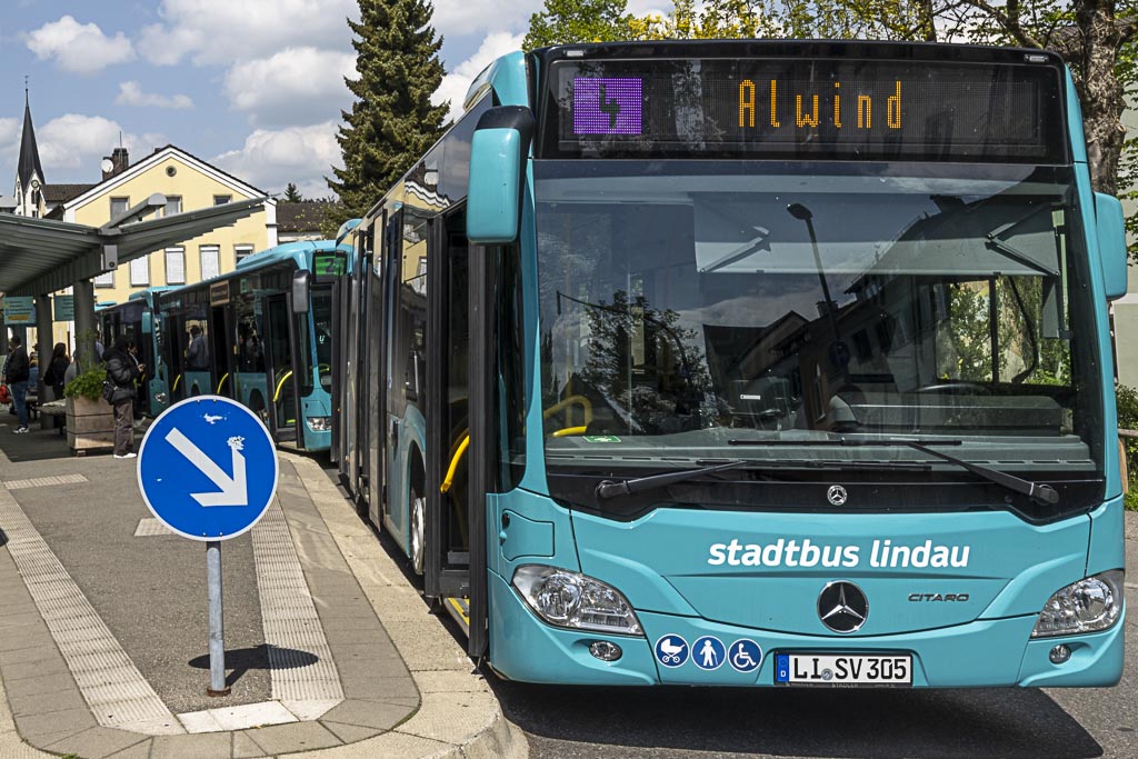 Ein türkisfarbener Bus