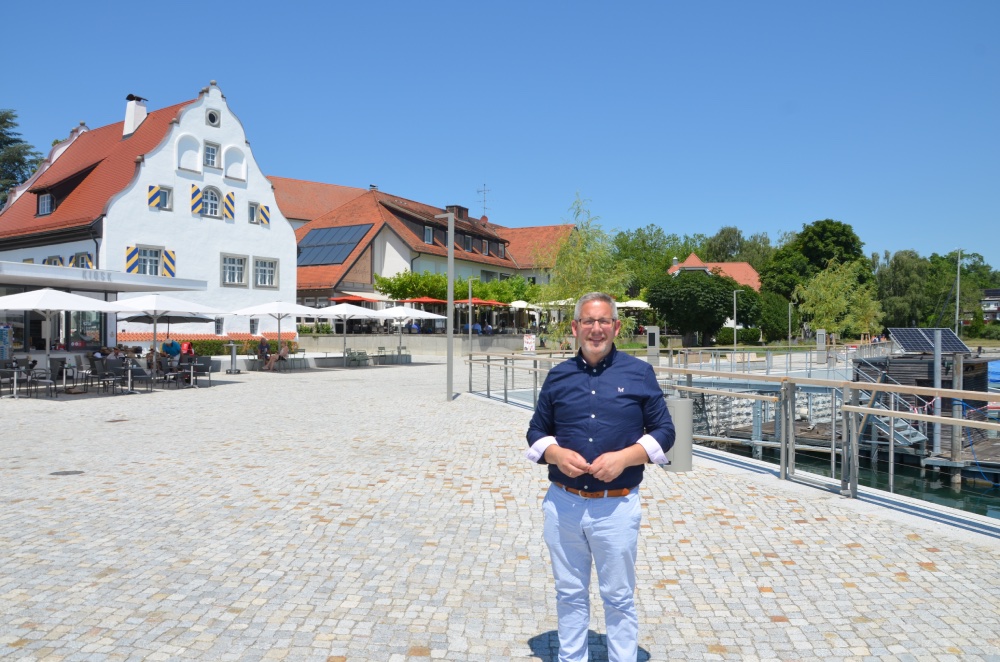 Ein Mann steht auf einem großen Platz.