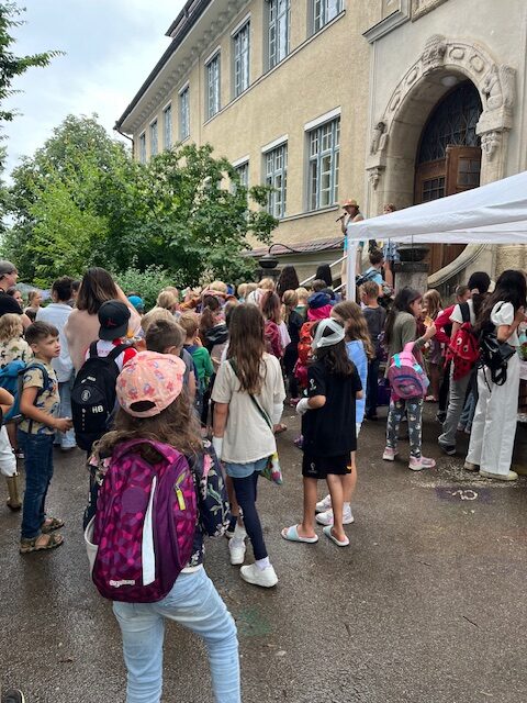 Viele kleine Kinder vor einem Gebäude