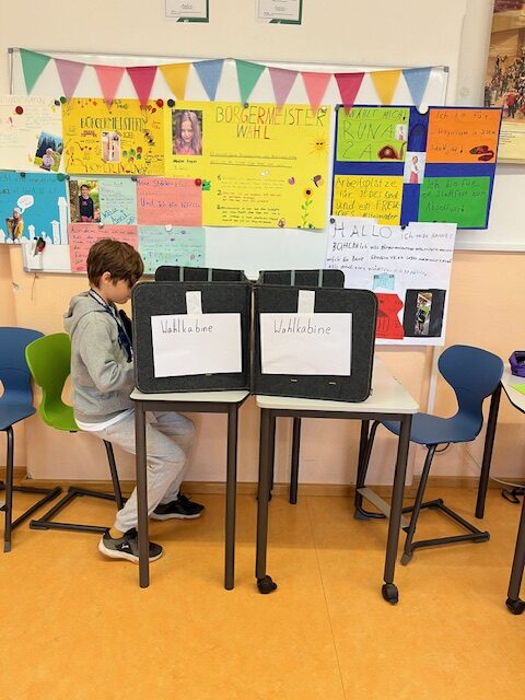 Ein Junge sitzt an einem Tisch