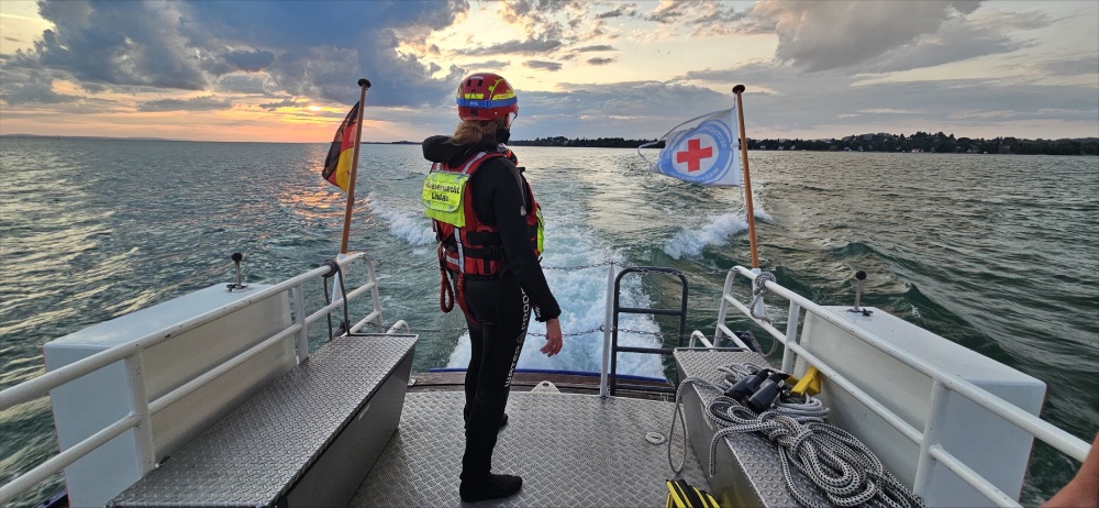 Eine rettungsschwimmerin auf einem Boot.