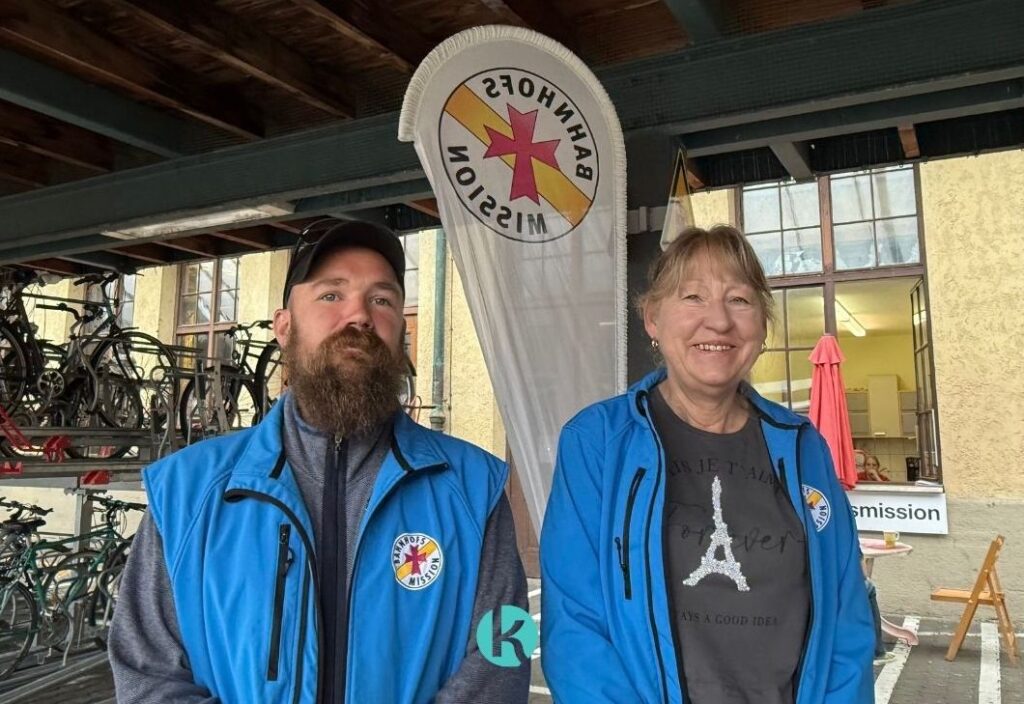 Jutta Fiehl und Michael Nachtigall engagieren sich ehrenamtlich bei der Bahnhofsmission Lindau.
