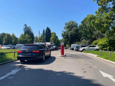 Ein Auto fährt auf einen Parkplatz.