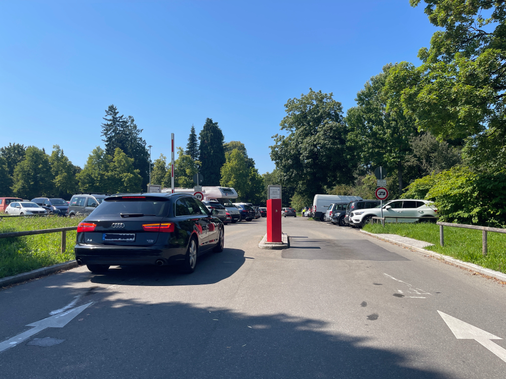Ein Auto fährt auf einen Parkplatz.
