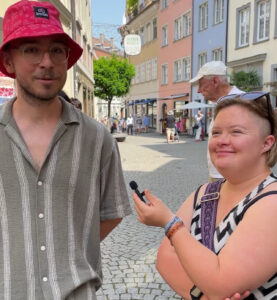 Ein Mann und eine Frau mit Mikrofon