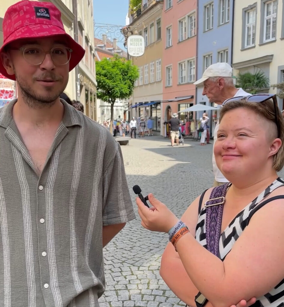 Ein Mann und eine Frau mit Mikrofon