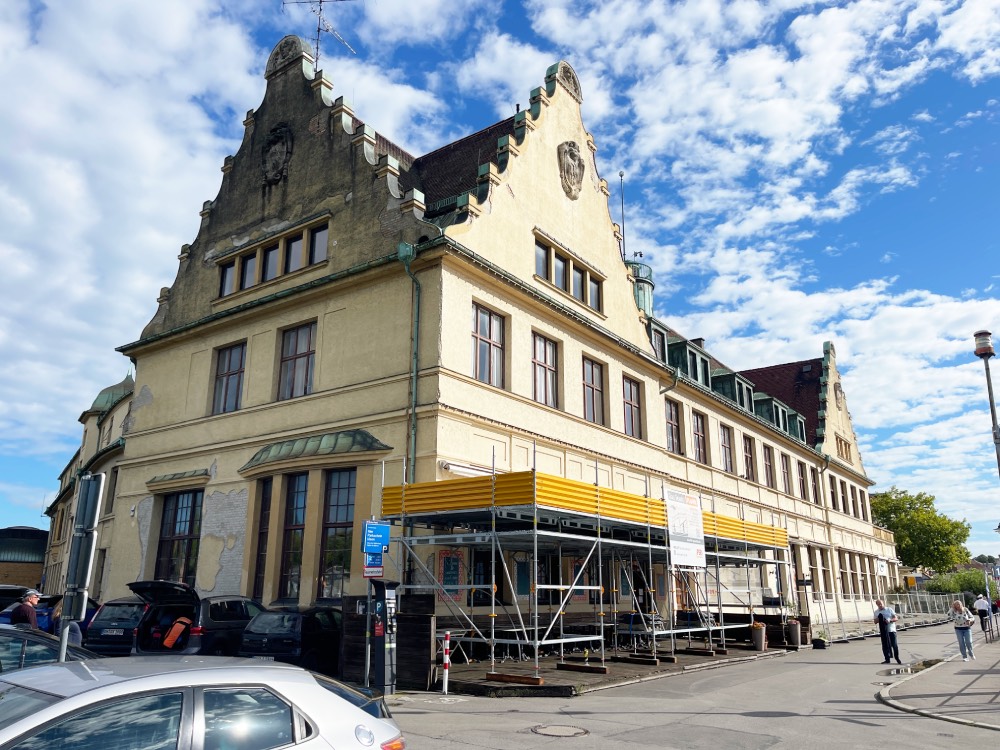 Ei großes Gebäude mit Gerüst.