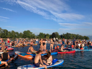 Viele Menschen auf Stand-Up-Paddle-Boards