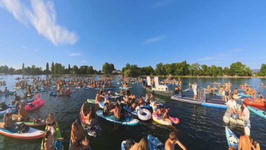 Viele Menschen auf Stand-Up-Paddleboards
