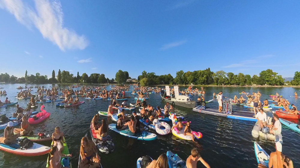 Viele Menschen auf Stand-Up-Paddleboards