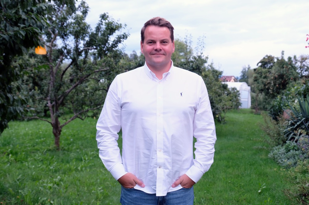 Portrait von einem Mann im weißen Hemd.