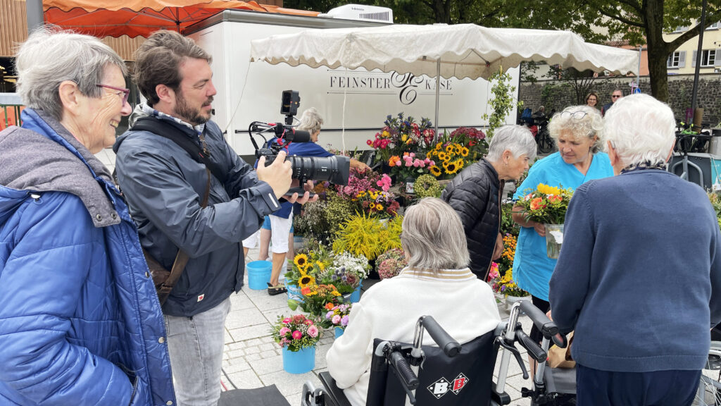 Zusammen mit den Bewohnerinnen und Pflegerinnen des Maria Martha Stifts ist Michael Scheyer auf dem Lindauer Markt drehen gegangen.