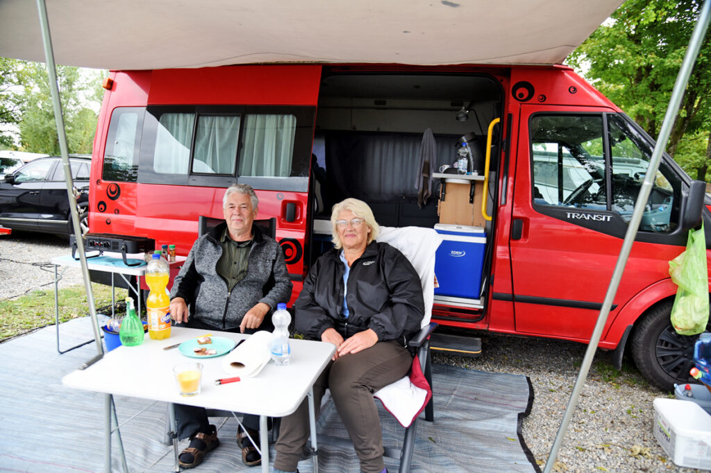 Ehepaar vor Wohnmobil