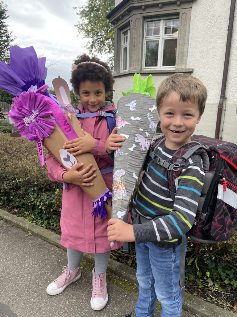 Kinder mit einer Schultüte.