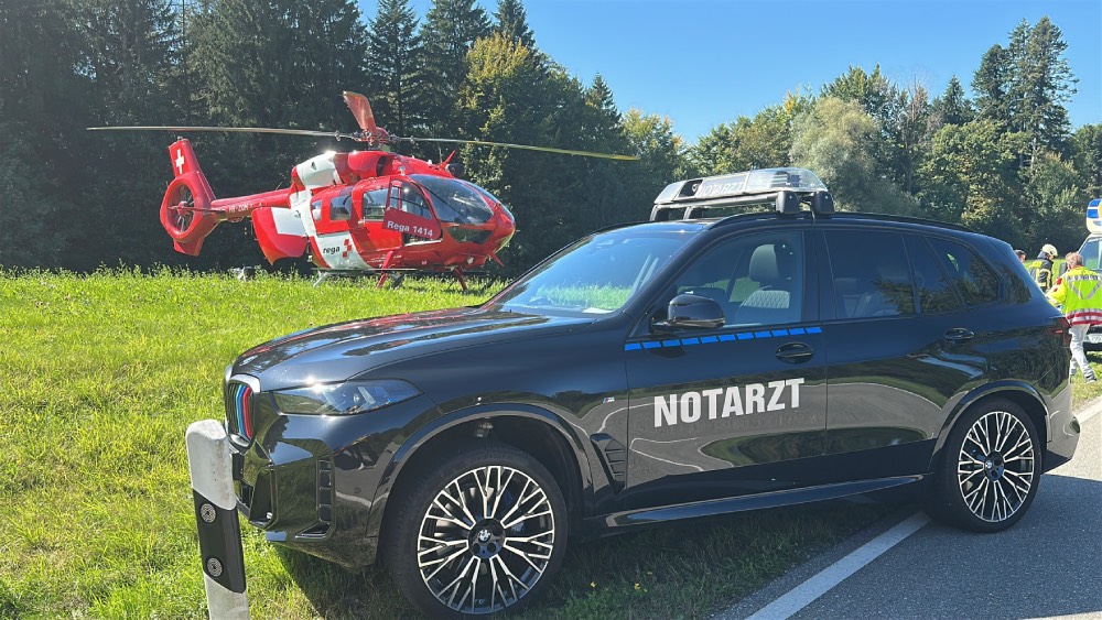 Ein Hubschrauber und ein Auto.