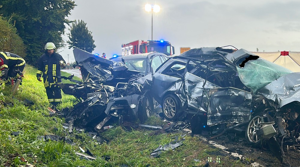 Zwei komplett zerstörte Autos.