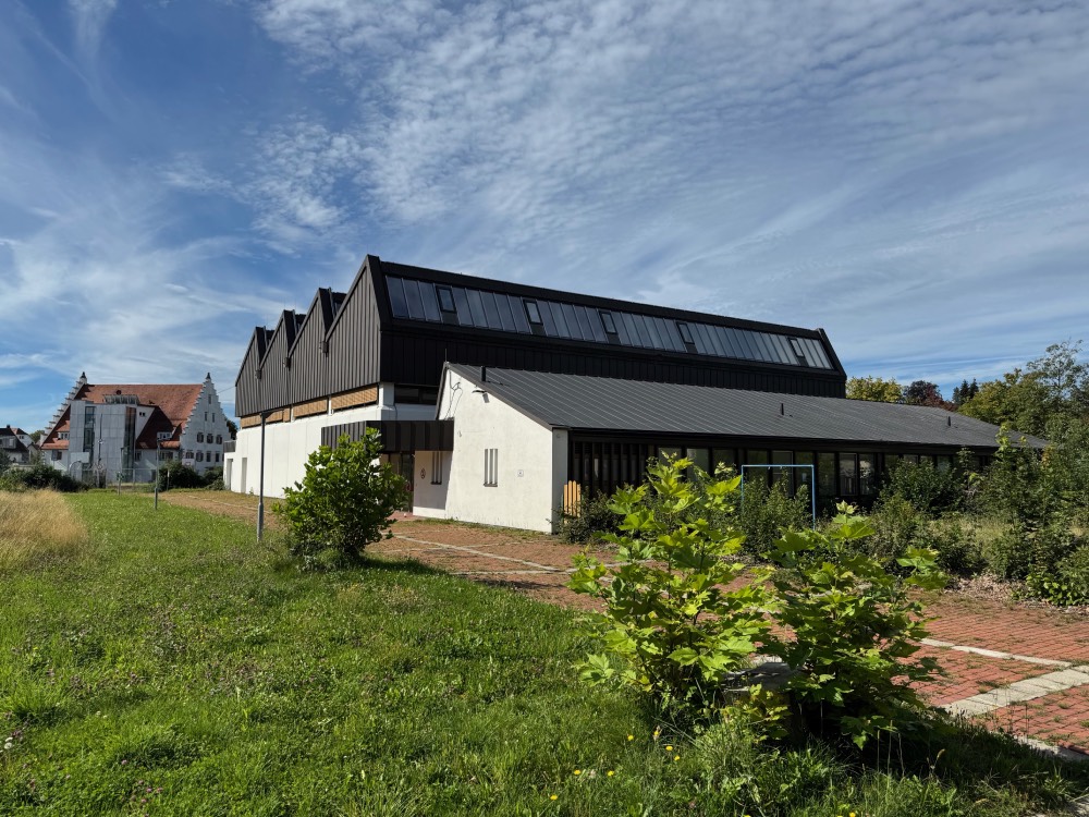 Außenansicht einer Turnhalle.
