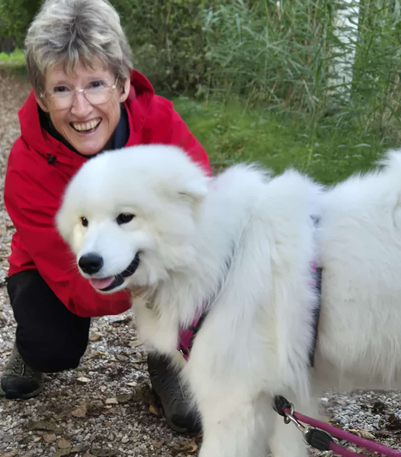 Eine Frau mit Hund.