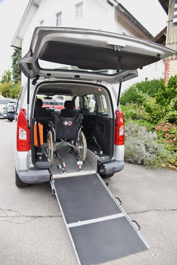 Foto von einem Auto mit Rollstuhl.