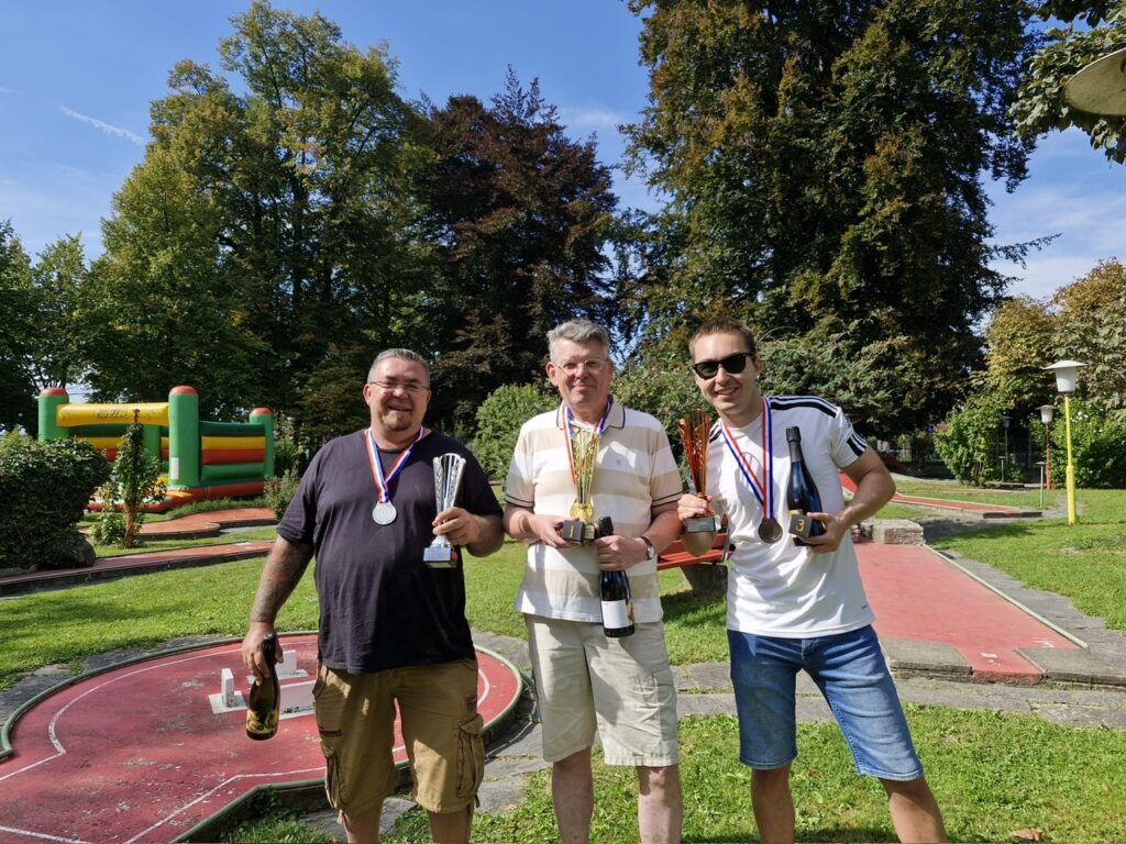 drei Gewinner am Minigolf Platz