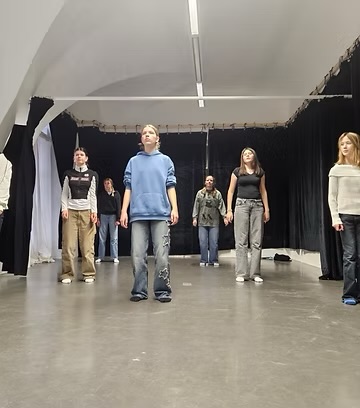 Menschen auf der Bühne