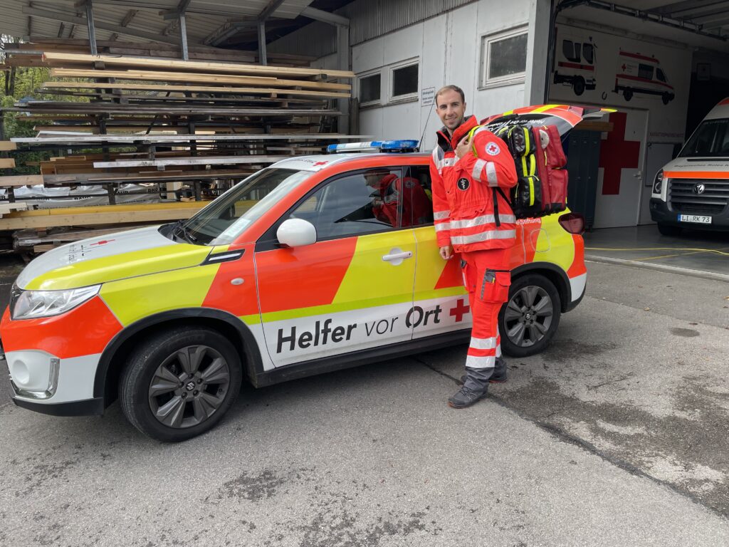 Rettungssanitäter am Fahrzeug