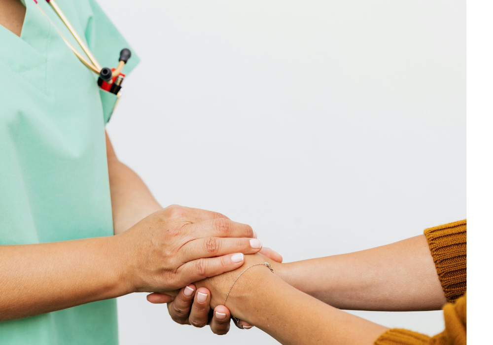 Eine Ärztin gibt einer Patienten die Hand.