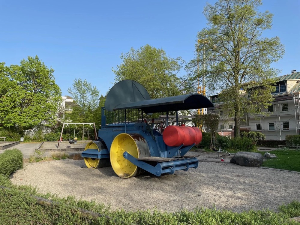 Ein Spielplatz mit einer alten Walze.