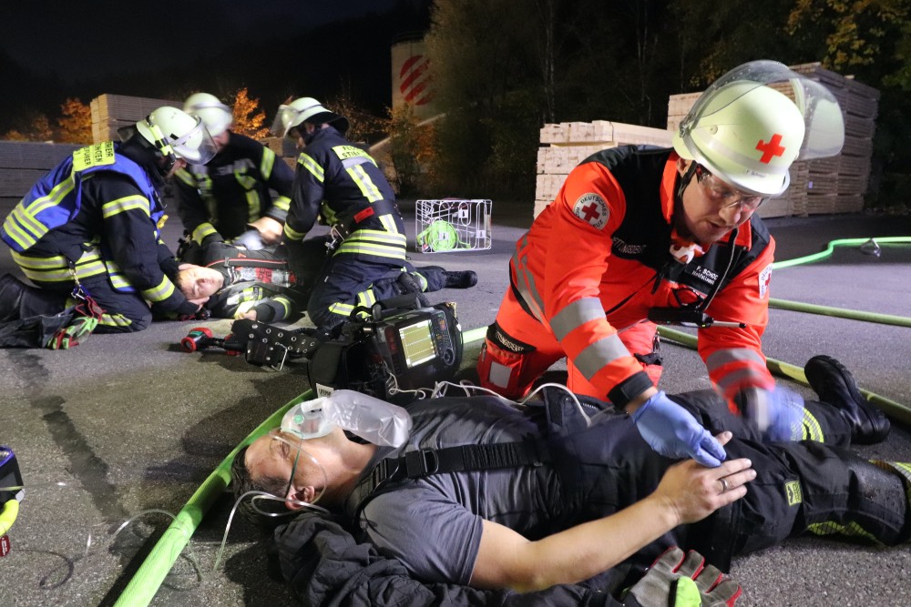 Verschiedene Feuerwehrleute und Verletzte.